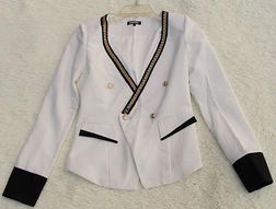 《潮流风向标 千百惠外贸精品服饰店——批发零售双驱动，引领时尚新潮流》