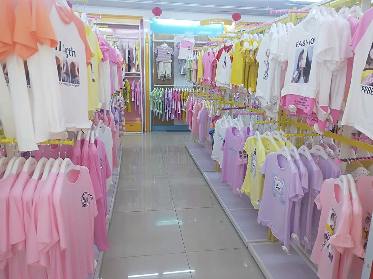 卫辉万客来服装超市 货品海量，品质不瓤